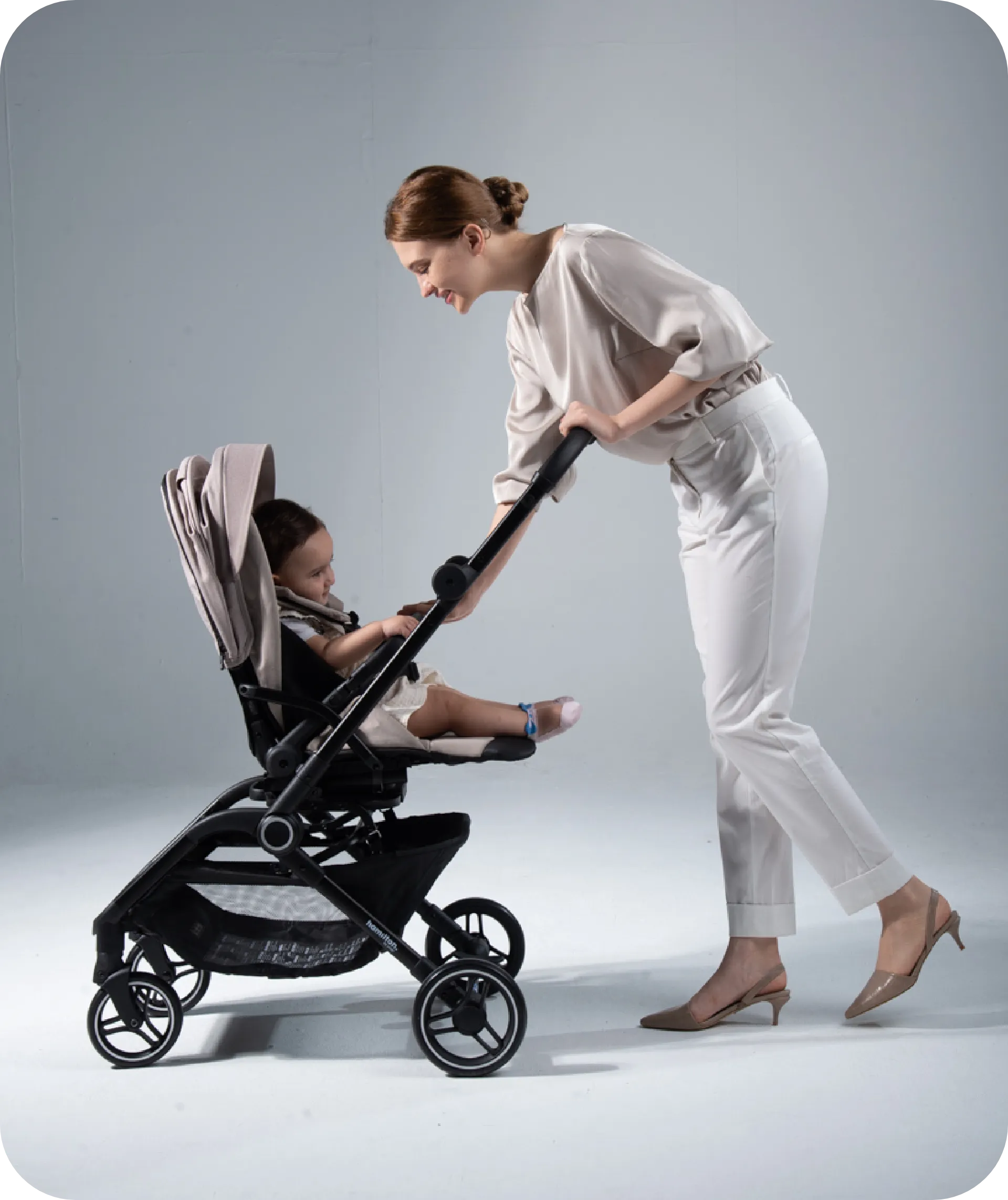 ベビーカーと母親